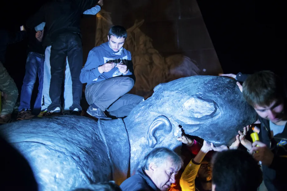 Dav strhl v Charkově sochu Lenina