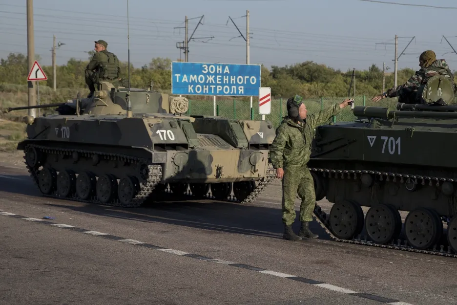 Konvoj ruských transportérů 30 kilometrů od hranic s Ukrajinou