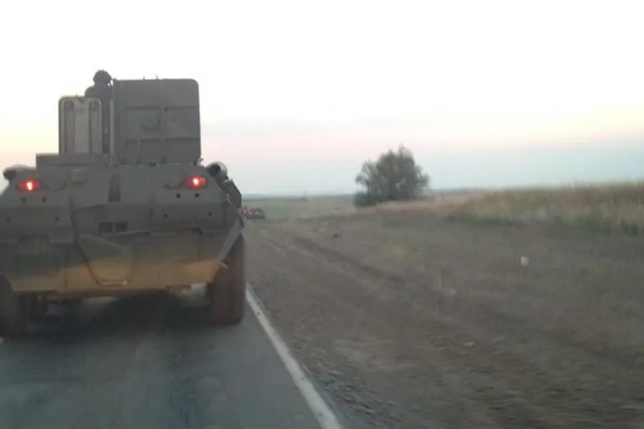 Svědectví od ukrajinské hranice: Kolona 20 obrněných transportérů směřuje k hranici