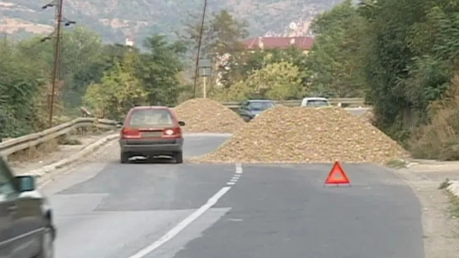 Barikády na silnicích podtrhují napětí mezi Srbskem a Kosovem