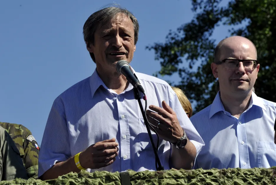 Vlevo ministr obrany Martin Stropnický (ANO) a premiér Bohuslav Sobotka (ČSSD) na akci Bahna 2014