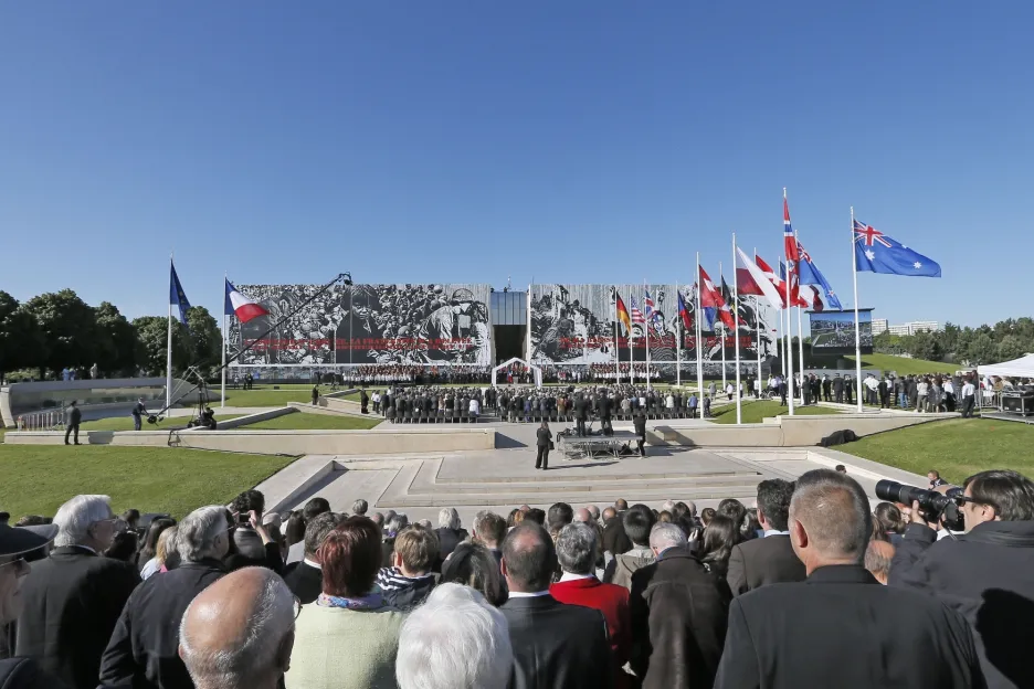Francois Hollande se účastní obřadu na počest civilních obětí v Caen