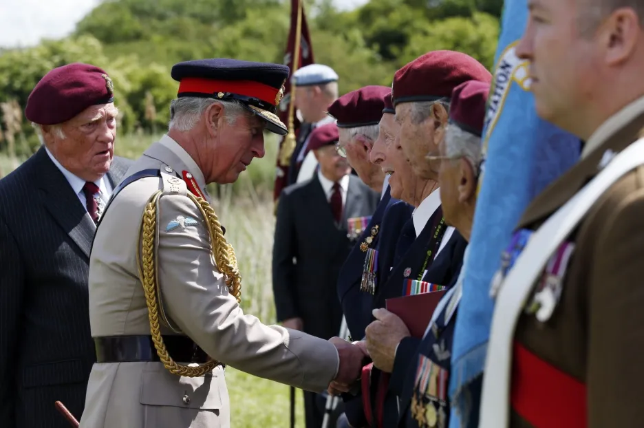 Princ Charles s veterány v Normandii