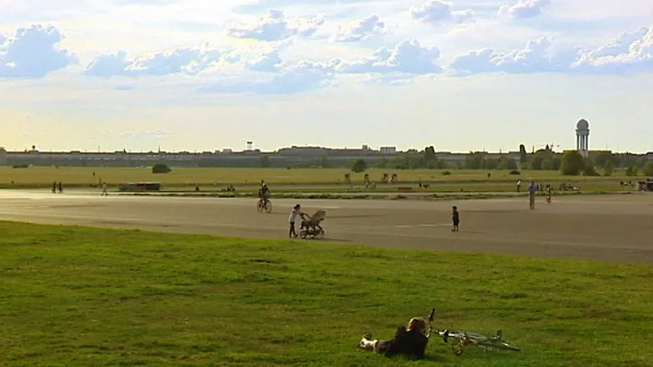 Bývalé letiště Tempelhof slouží Berlíňanům jako park