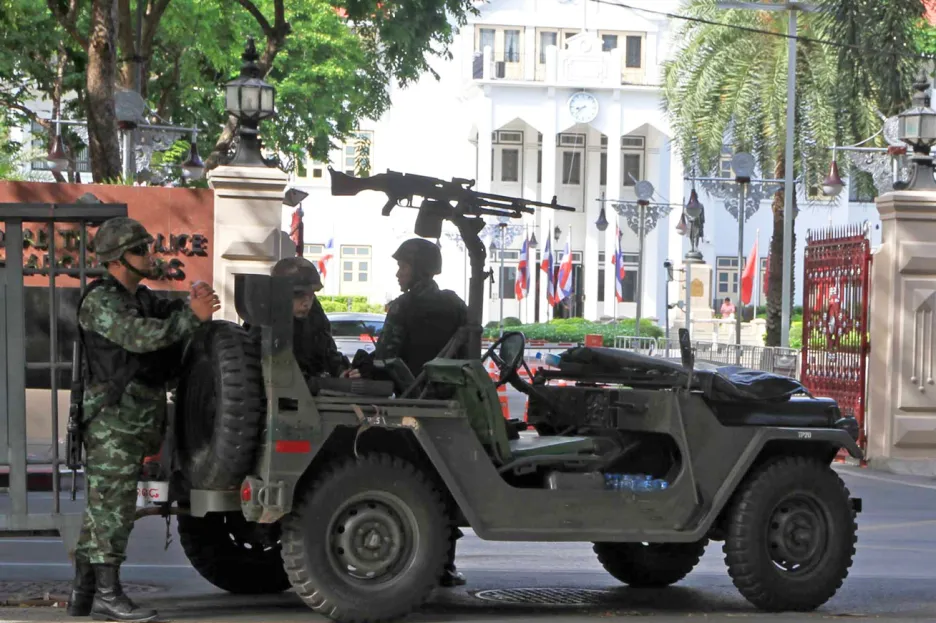 Thajští vojáci v ulicích Bangkoku