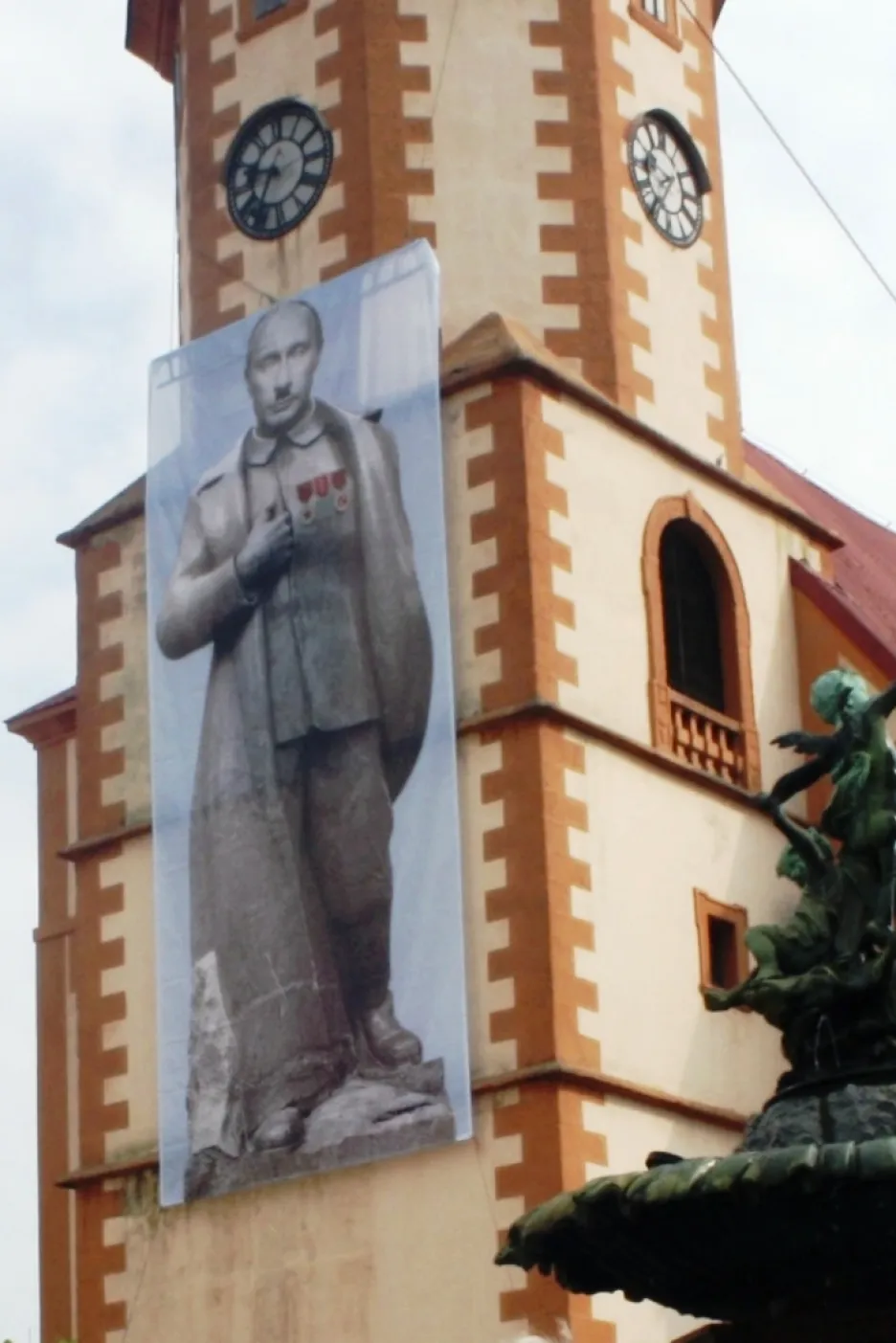 Plakát Vladimira Putina na sokolovském kostele