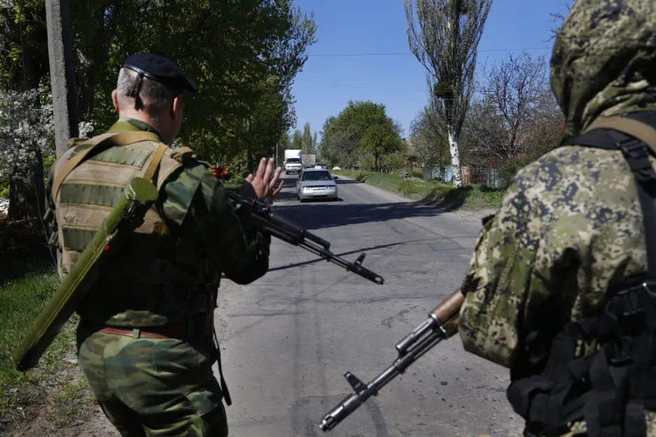 Proruští ozbrojenci hlídkují na silnici blízko Slavjansku