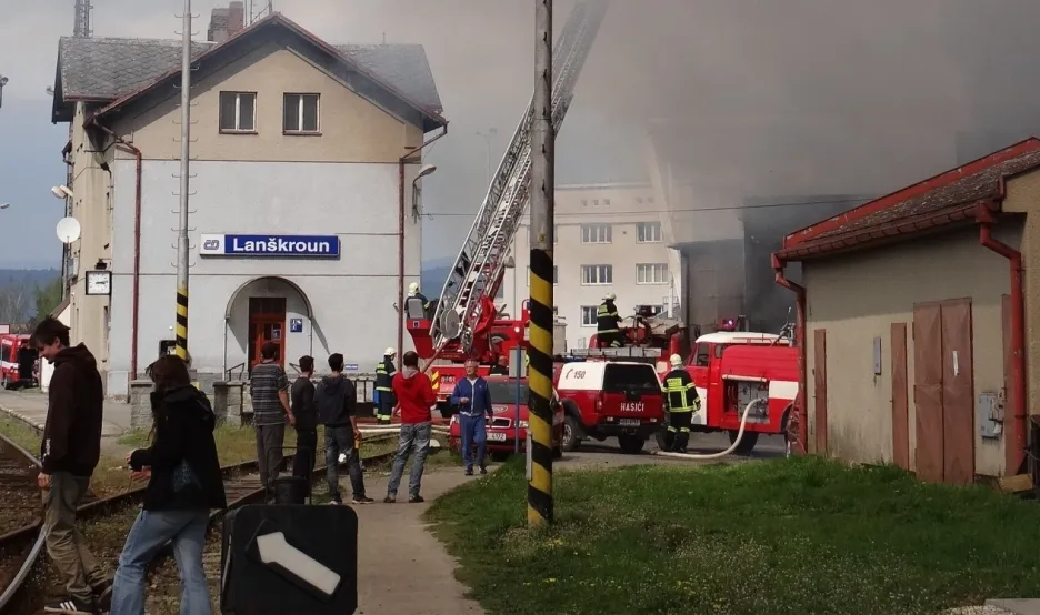 Hasiči likvidují požár galvanovny v Lanškrouně