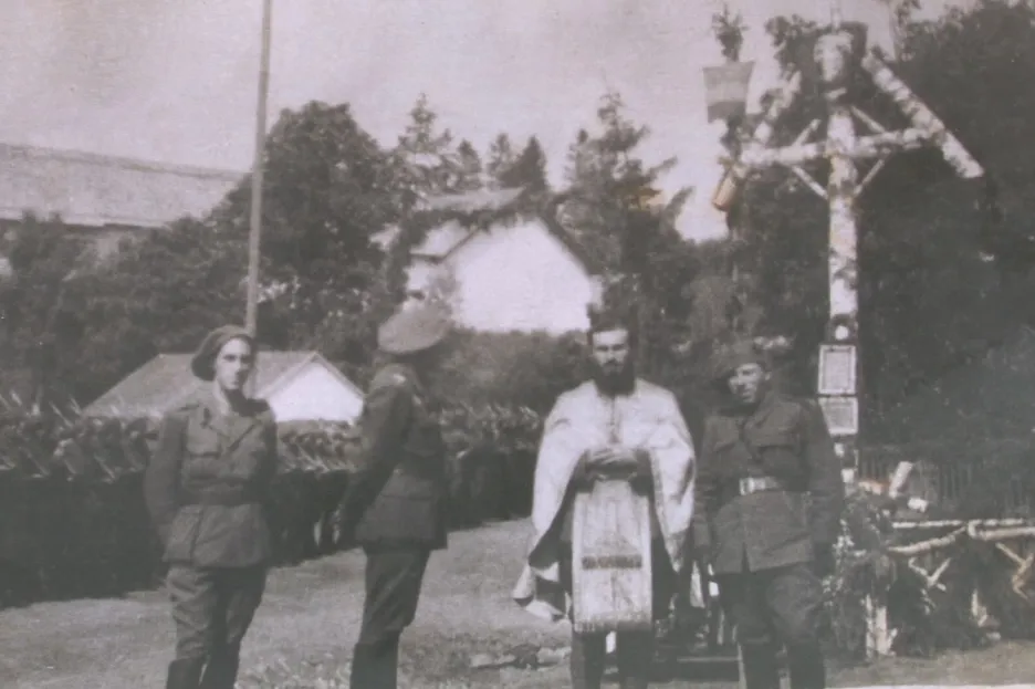 Dřevěným křížem uctili rumunští vojáci v roce 1945 své padlé kamarády