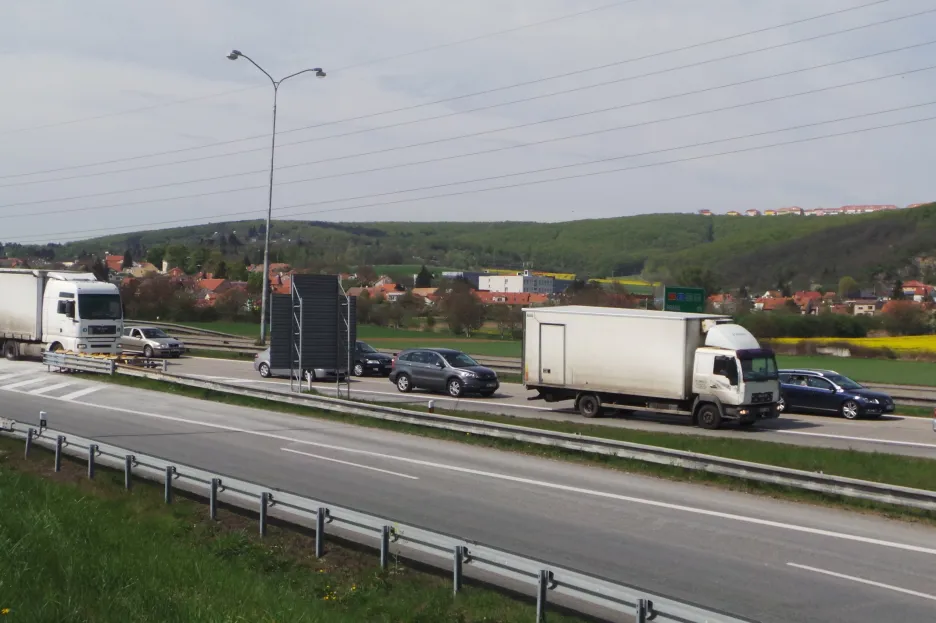 Kolona vozidel ve směru na Brno