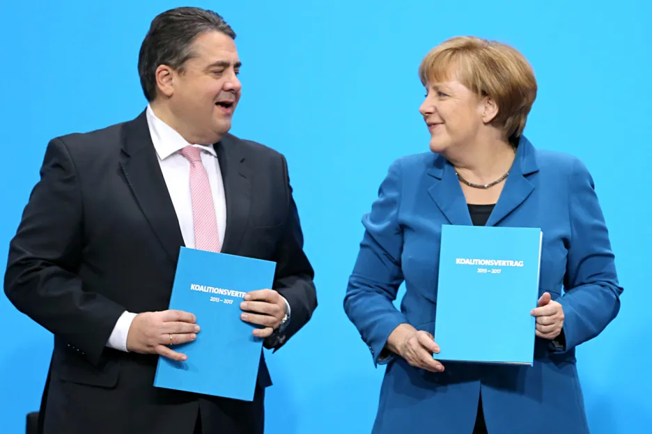 Sigmar Gabriel a Angela Merkelová s koaliční smlouvou