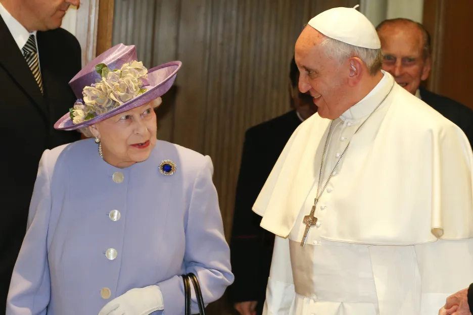 Papež František přijal královnu Alžbětu