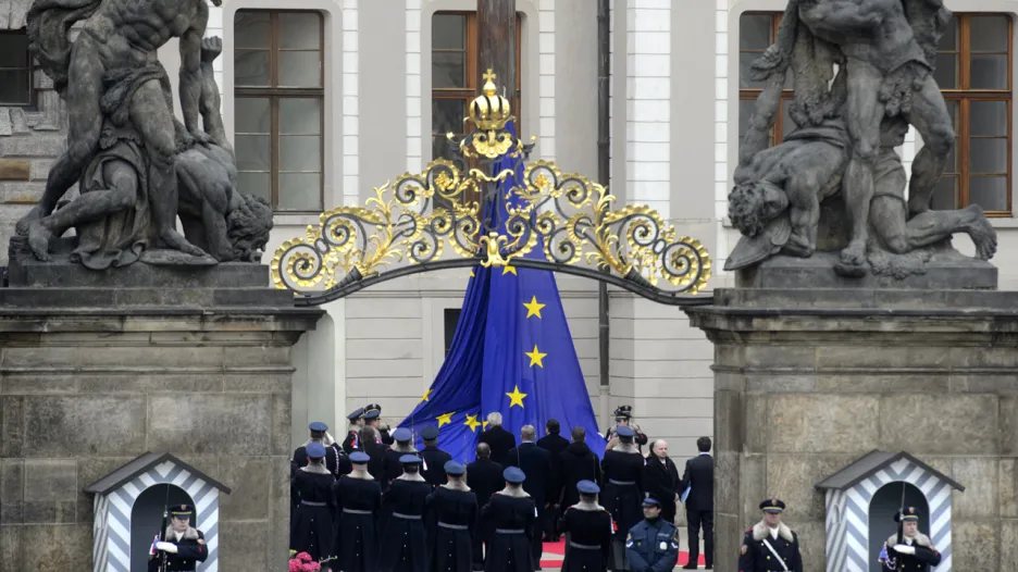 Vyvěšování vlajky EU nad Pražským hradem