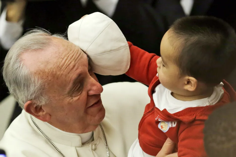 František přijal děti z vatikánské charity Santa Maria