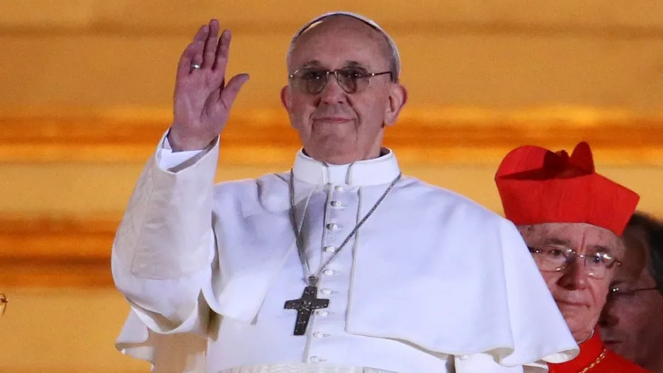 Papež František zdraví věřící