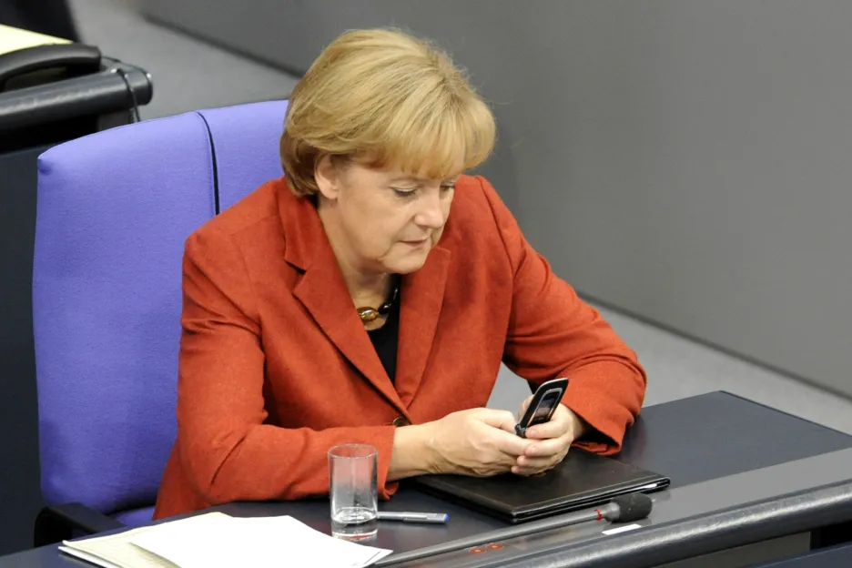 Angela Merkelová se svým telefonem - další cíl amerických odposlechů?