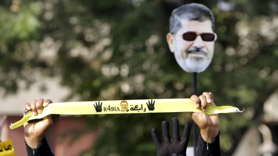 Demonstrace před soudem s Mursím