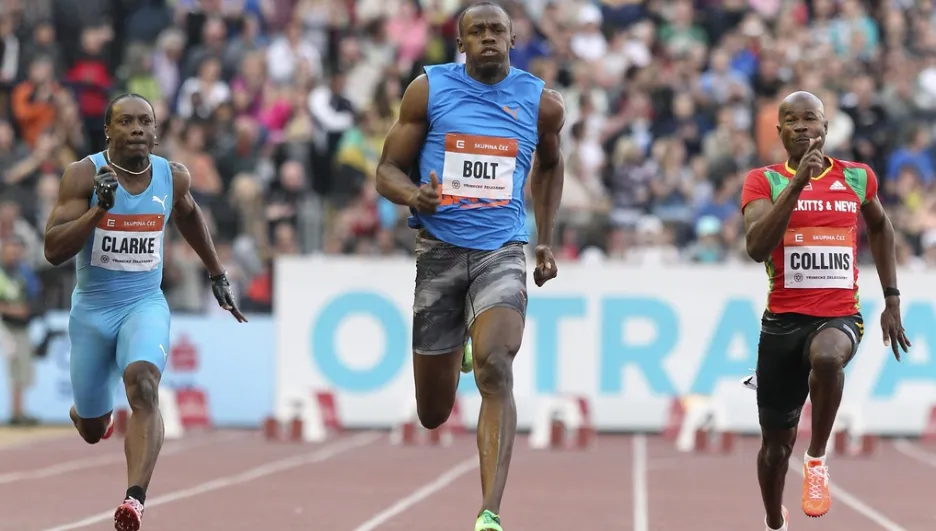 Usain Bolt v závěru závodu na 100 metrů