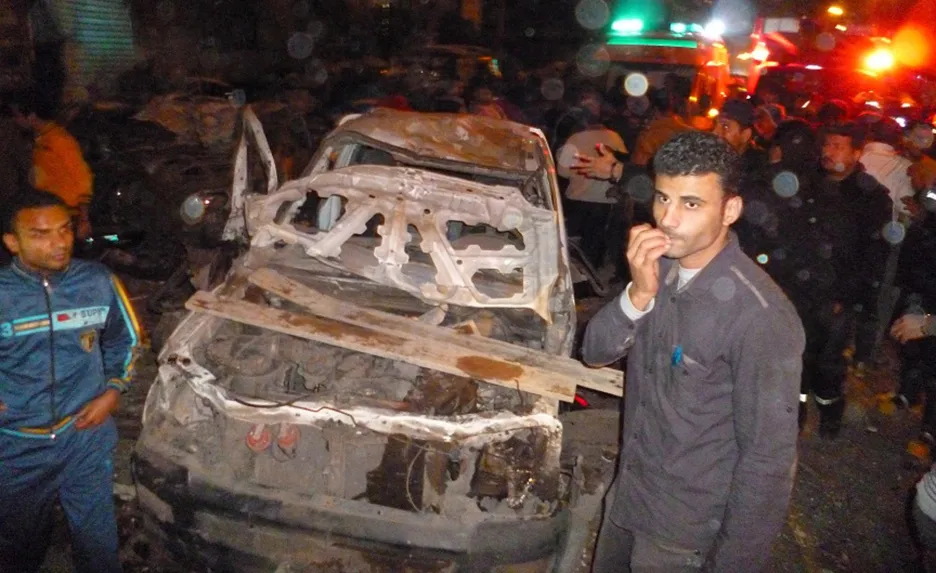 Nastražený automobil po explozi před policejním velitelstvím