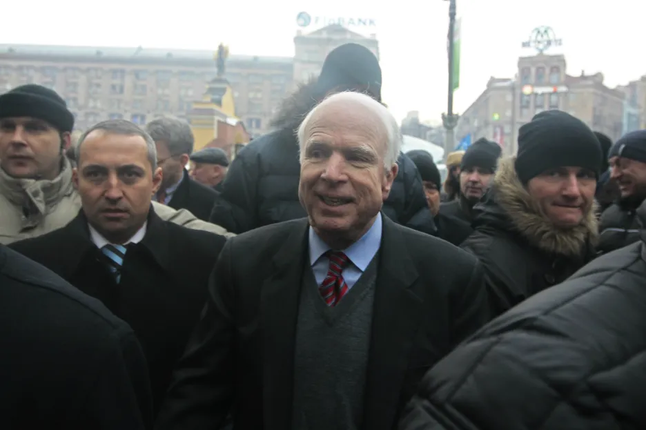Americký senátor McCain mezi opozičními demonstranty v Kyjevě