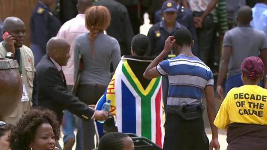 Jihoafričané se přicházejí rozloučit s Nelsonem Mandelou