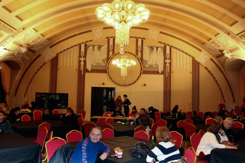Divadelní představení lidí bez domova na hlavním nádraží v Praze (13.12.2013)