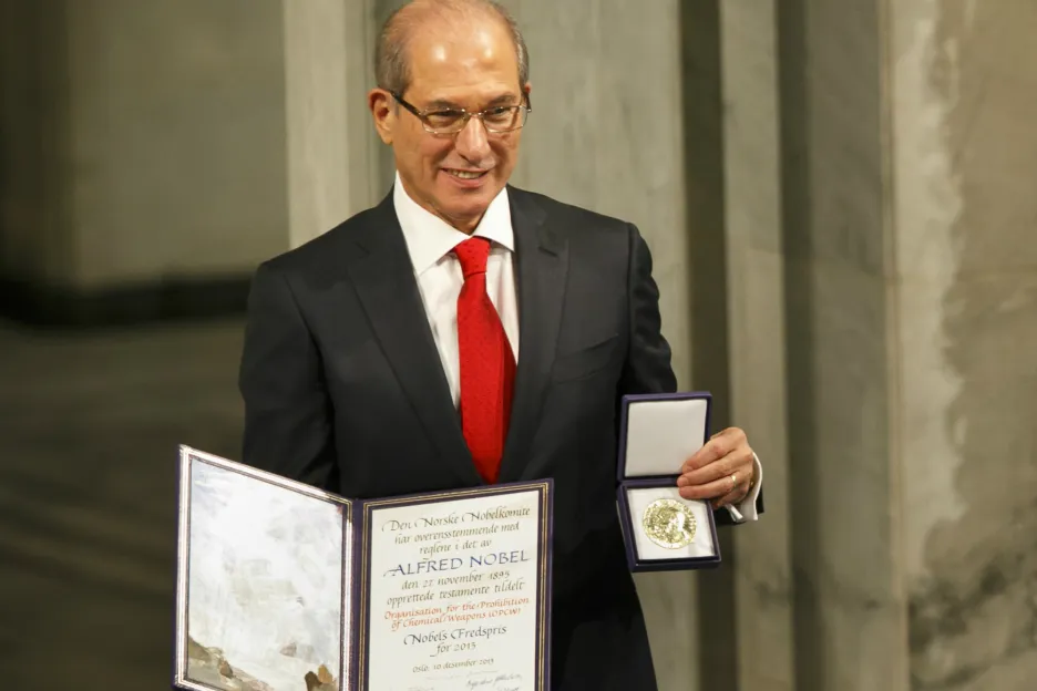 Ahmet Üzümcü přebírá Nobelovu cenu míru