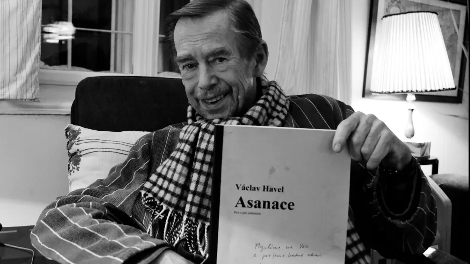 Václav Havel se svou hrou Asanace