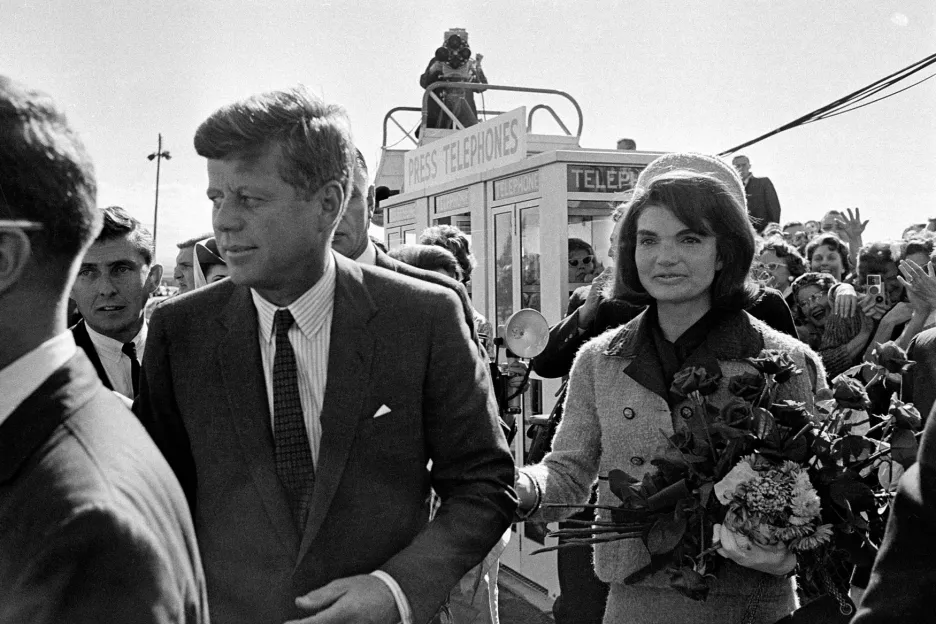 J.F. Kennedy s manželkou v Dallasu