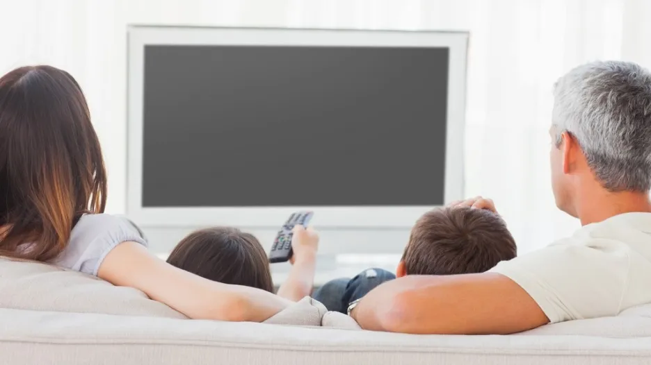 Děti s rodiči u televize