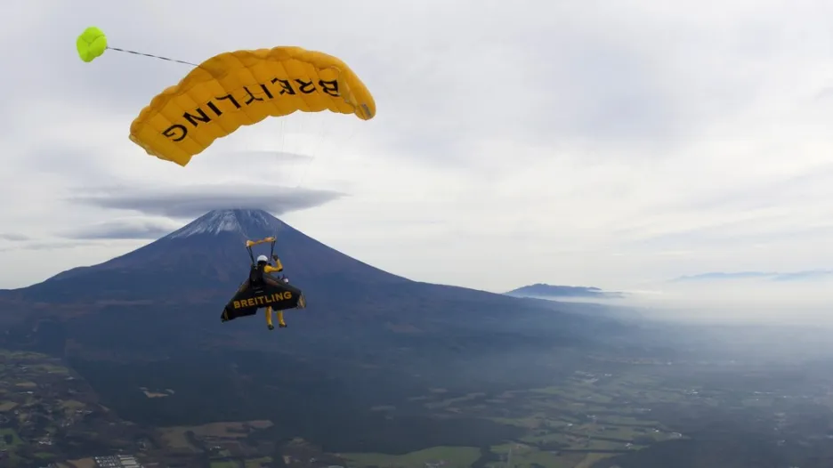 Yves Rossy se vznáší u hory Fuji