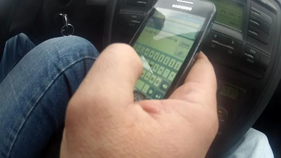 Psaní SMS při řízení