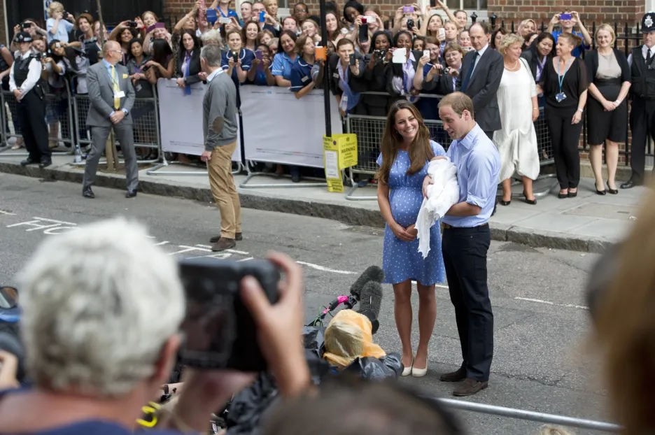 Kate a William poprvé ukazují syna veřejnosti