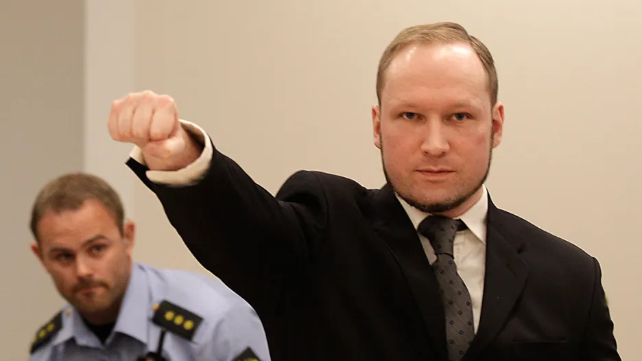 Anders Breivik po příchodu k soudu před vynesením rozsudku
