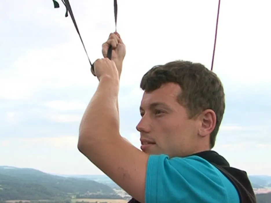 Aviatik Tomáš Habán řídí letovou výšku balónu