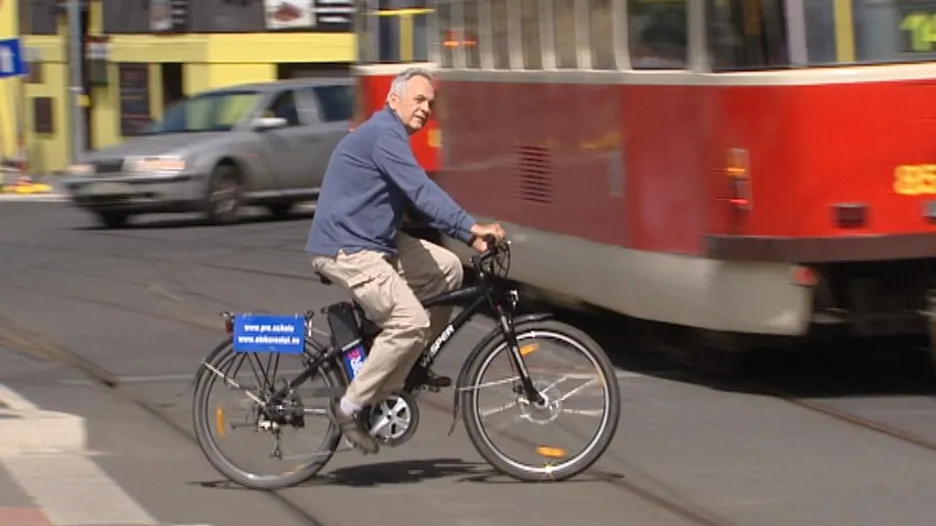 Cyklista na elektrokole v Praze