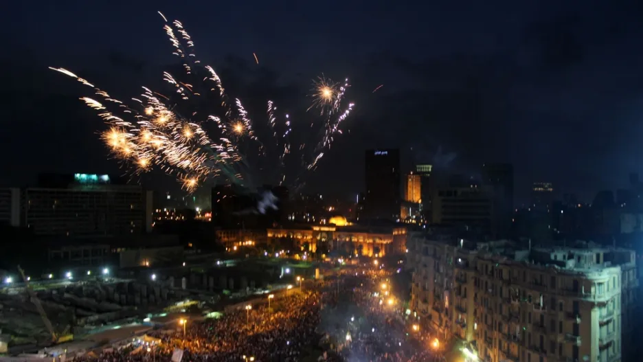 Káhirské náměstí Tahrír slaví konec Mursího
