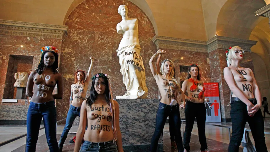 Aktivistky Femen v Louvru
