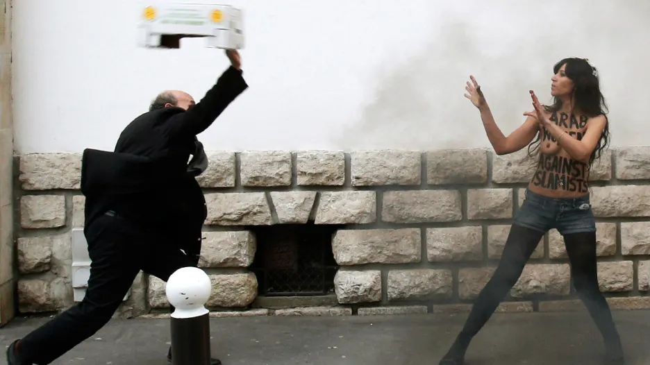 Protest feministek z hnutí Femen u pařížské velké mešity