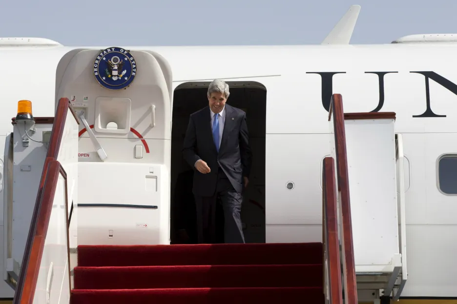 John Kerry při příjezdu do Dauhá