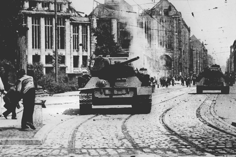 Sovětský tank v ulicích Berlína, 1953