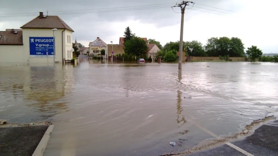 Zaplavená silnice v Mlékojedech