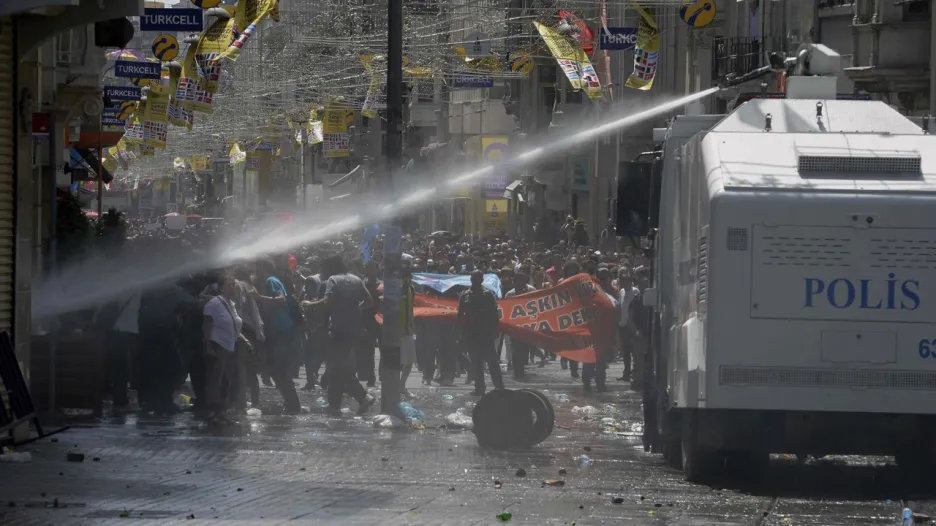 Srážky demonstrantů s policií v centru Istanbulu