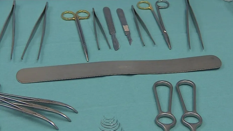 Tento nástroj nosila pacientka v břiše 145 dní