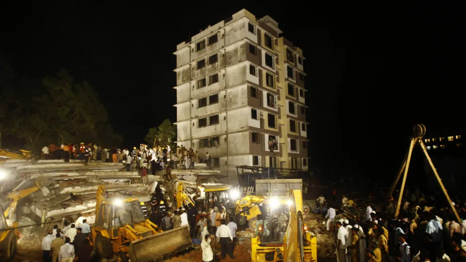Rozestavěná budova v Bombaji zasypala desítky lidí