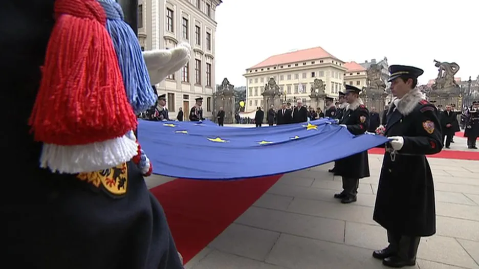 Věšení vlajky EU na Pražském hradě