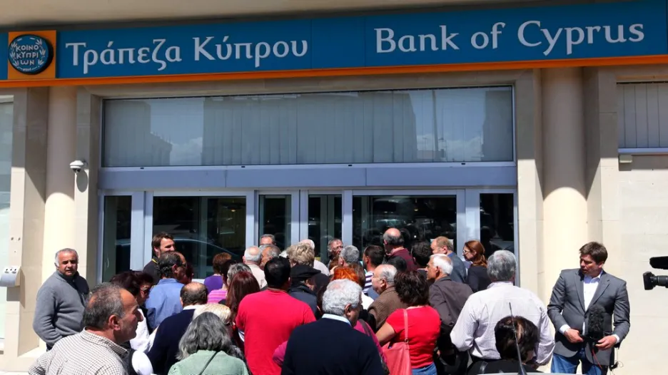 Fronta před kyperskou bankou