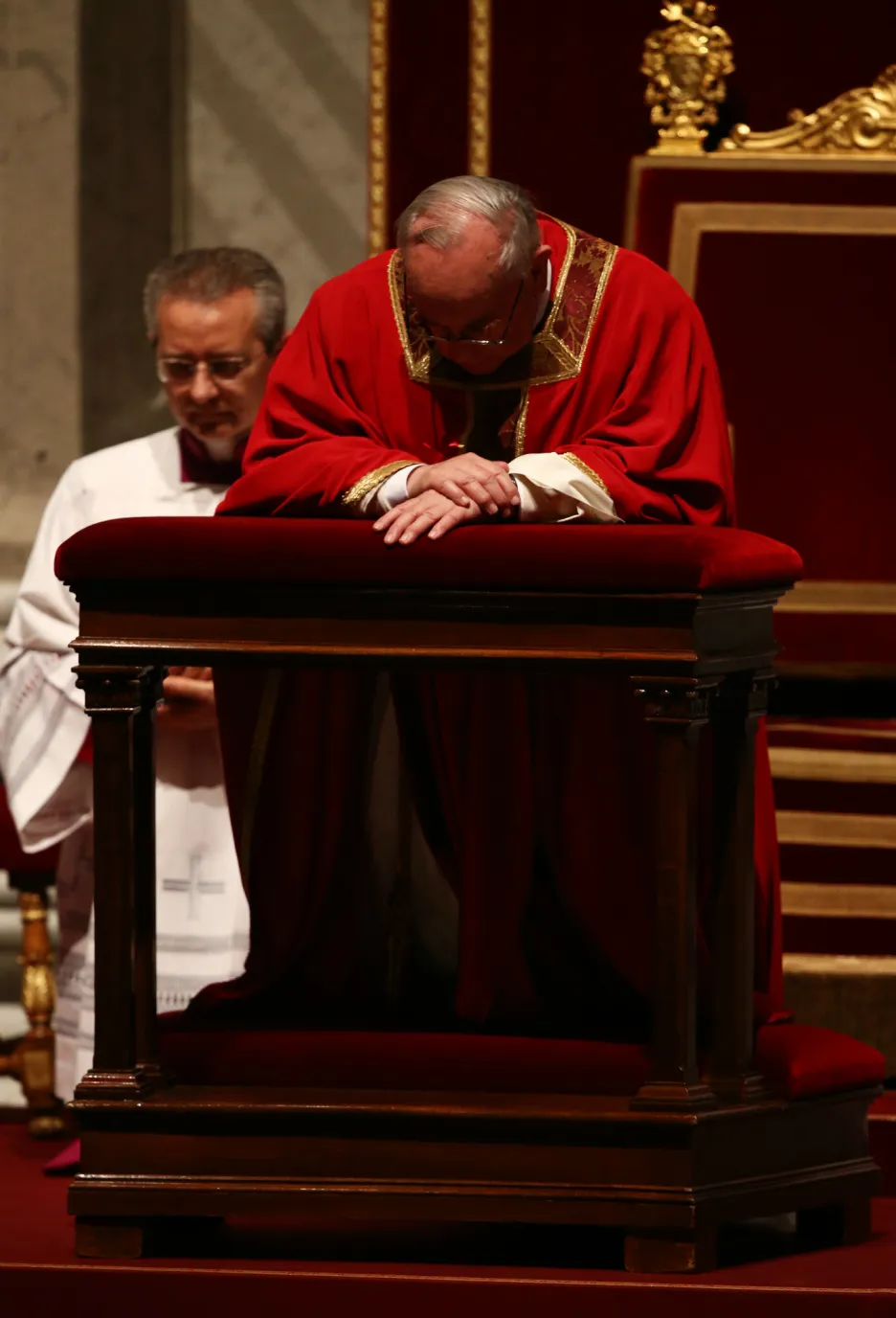 František vede velkopáteční liturgii