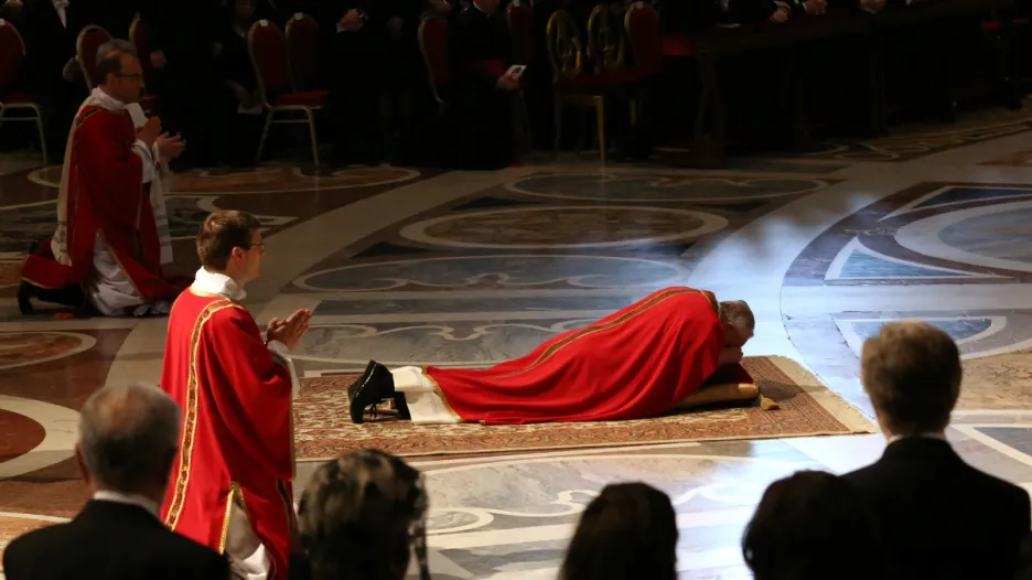 František vede velkopáteční liturgii
