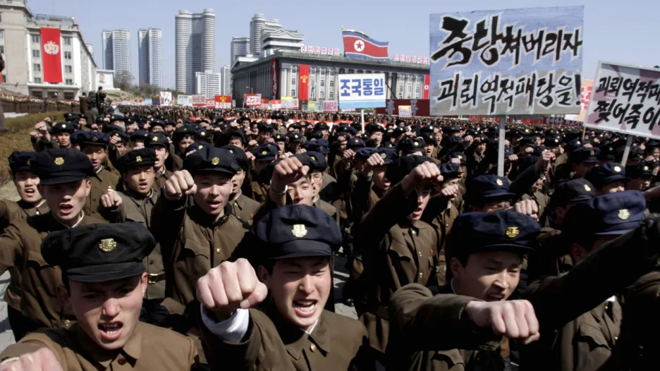 Severokorejská demonstrace na podporu výzvy k bojové pohotovosti
